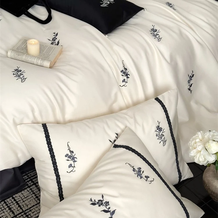 Luxuriöses Satin-Bettwäsche-Set mit feiner Blumenstickerei Karnz
