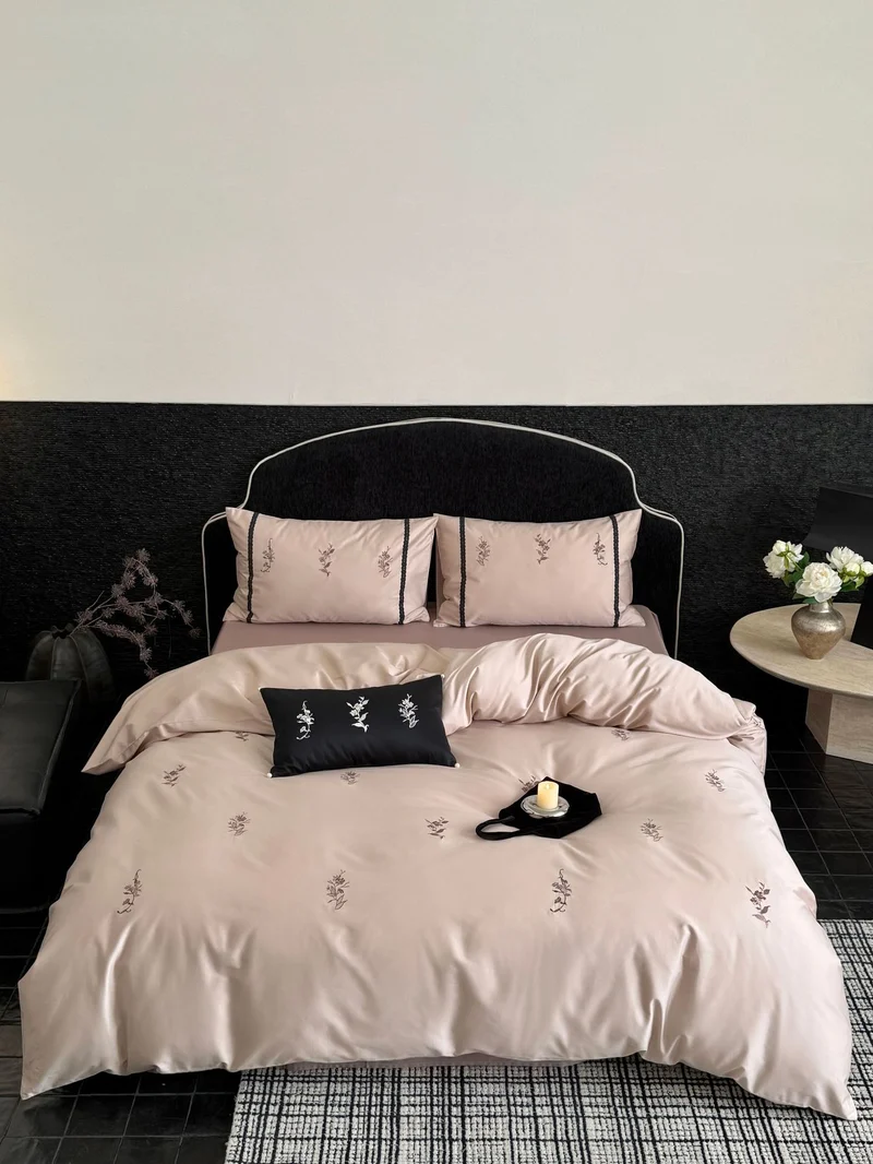 Luxuriöses Satin-Bettwäsche-Set mit feiner Blumenstickerei Karnz