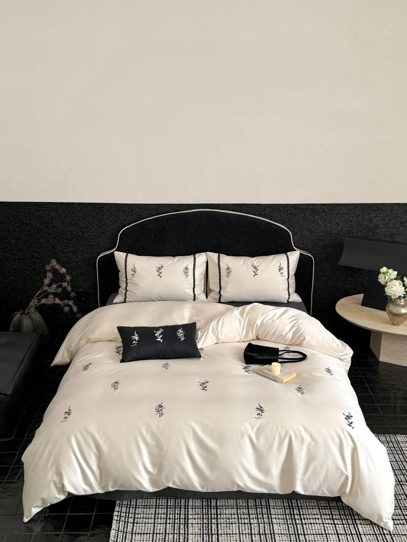 Luxuriöses Satin-Bettwäsche-Set mit feiner Blumenstickerei Karnz