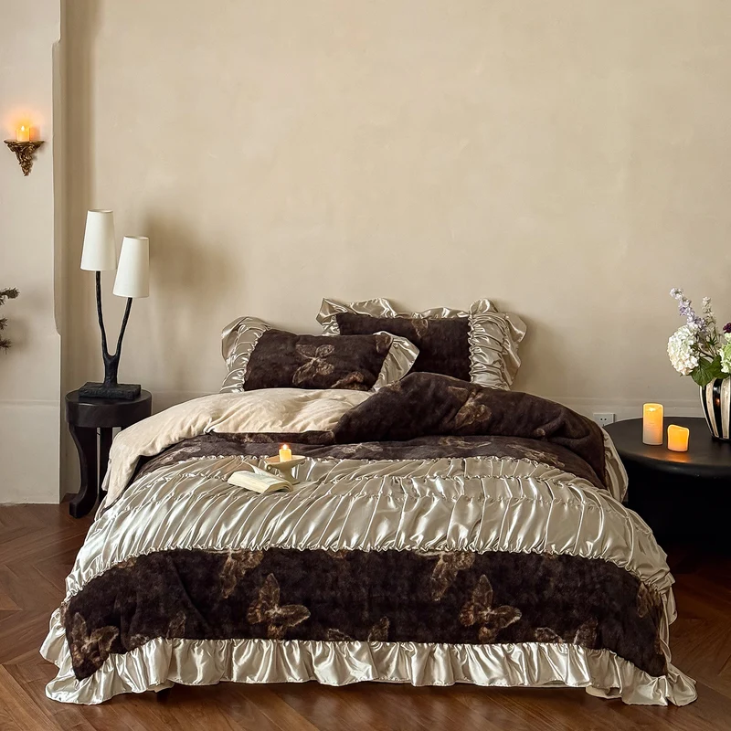 Luxuriöses Bettwäsche-Set mit Schmetterlingsmuster, Satin-Rüschen und gesteppter Decke Karnz
