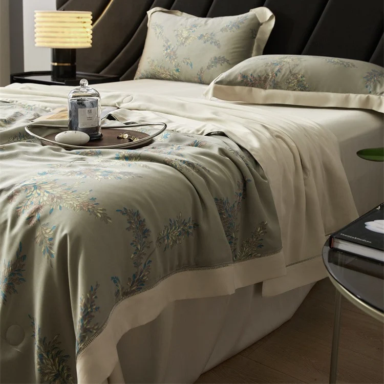 Luxuriöse Satin-Bettüberwurf-Garnitur mit floraler Jacquard-Stickerei Karnz