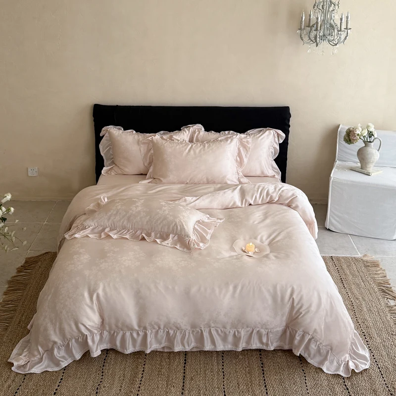 Luxuriöse Bettwäsche-Garnitur aus Mako‑Satin mit Rüschenbordüre und feinem Blumen‑Jacquard Karnz