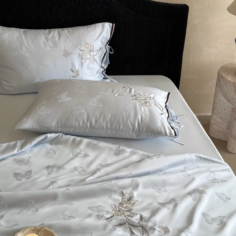 Leichtes Jacquard-Satin-Bettwäsche-Set mit besticktem Schmetterlingsmotiv und Dekorrolle Karnz