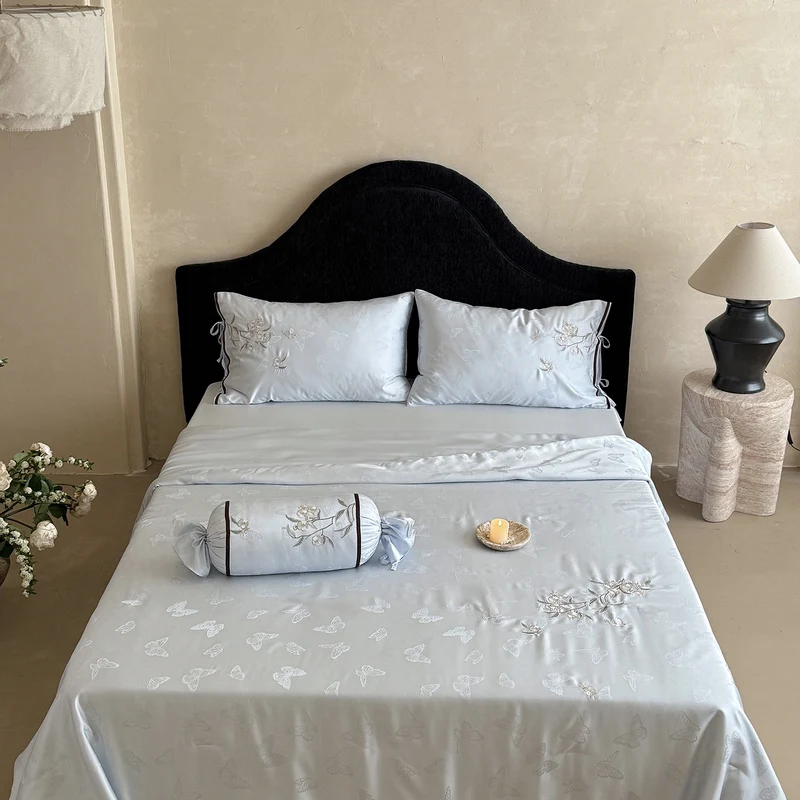 Leichtes Jacquard-Satin-Bettwäsche-Set mit besticktem Schmetterlingsmotiv und Dekorrolle Karnz