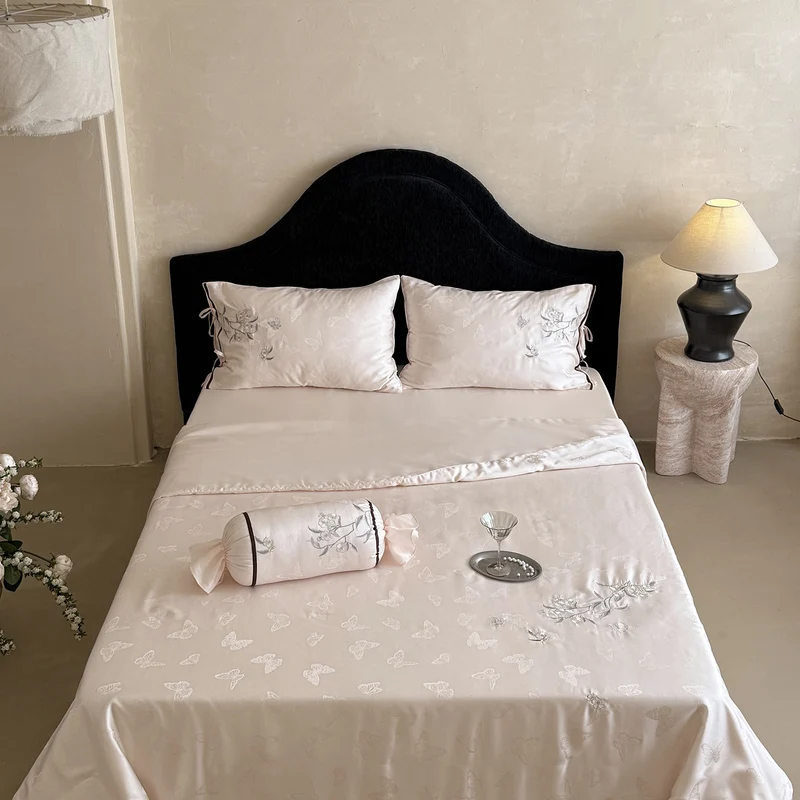 Leichtes Jacquard-Satin-Bettwäsche-Set mit besticktem Schmetterlingsmotiv und Dekorrolle Karnz