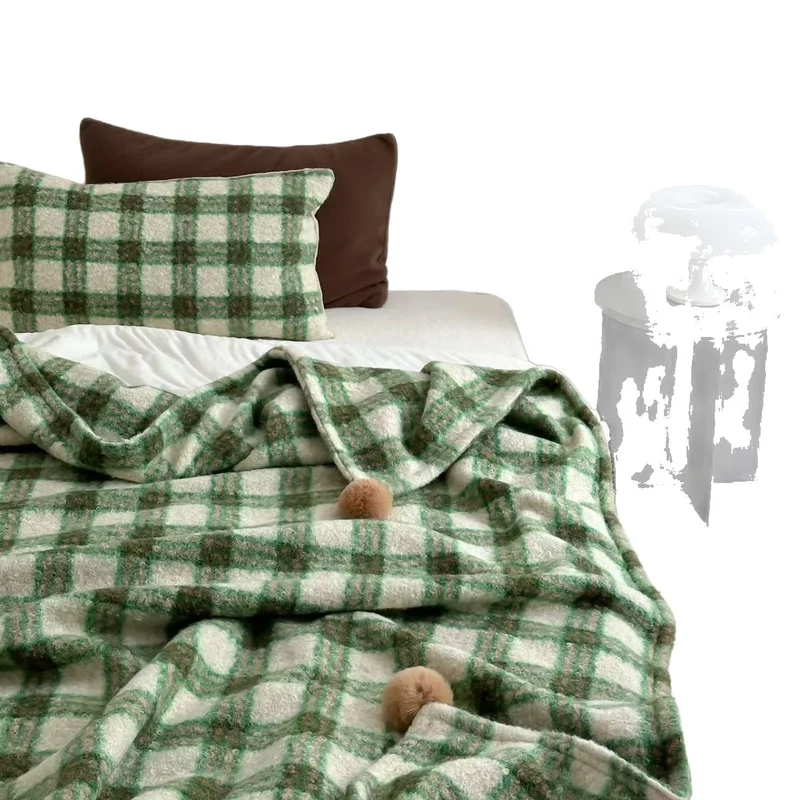 Kuscheldecke mit kariertem Muster und Bommelverzierung Karnz