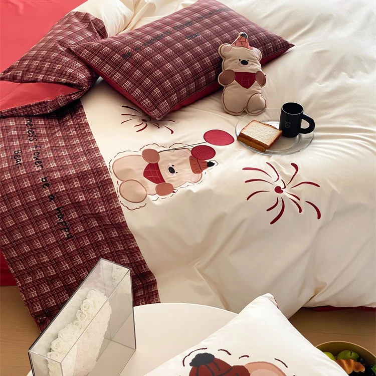 Kinder-Bettwäscheset aus weichem Baumwollsatin mit gesticktem Bären- und Karomotiv Karnz