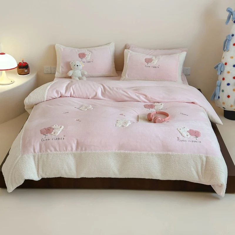 Kinder-Bettwäschegarnitur mit gesteppter Hasen- und Teddy-Applikation und Sherpa-Saum Karnz