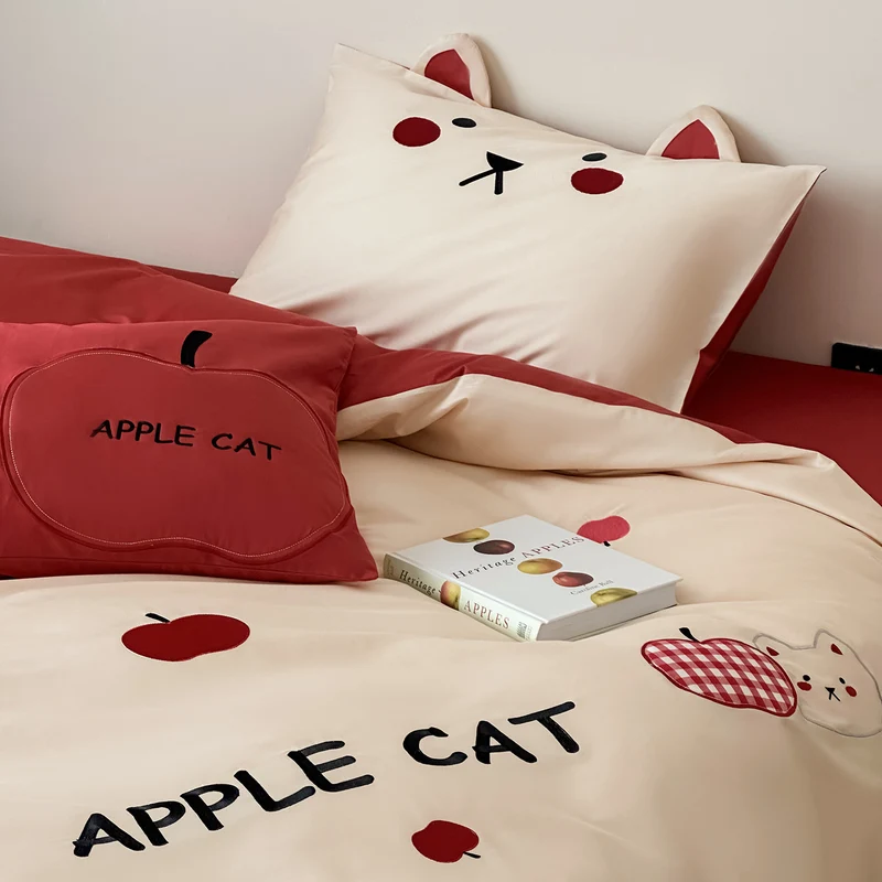 Kinder-Bettwäsche-Set mit Apfel-Katzen-Applikationen und gesteppter Dekokissenhülle Karnz