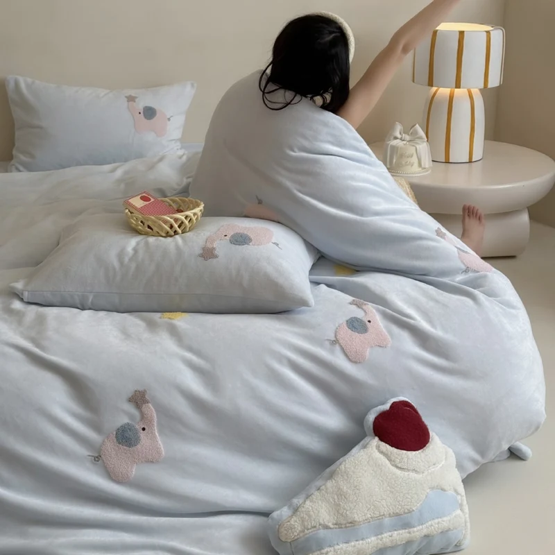 Kinder-Bettwäsche-Set aus feinem Baumwollsatin mit aufgesetzten Elefanten-Applikationen und Kuschel-Steppdecke Karnz