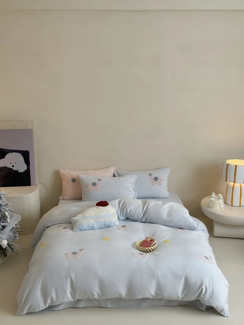 Kinder-Bettwäsche-Set aus feinem Baumwollsatin mit aufgesetzten Elefanten-Applikationen und Kuschel-Steppdecke Karnz