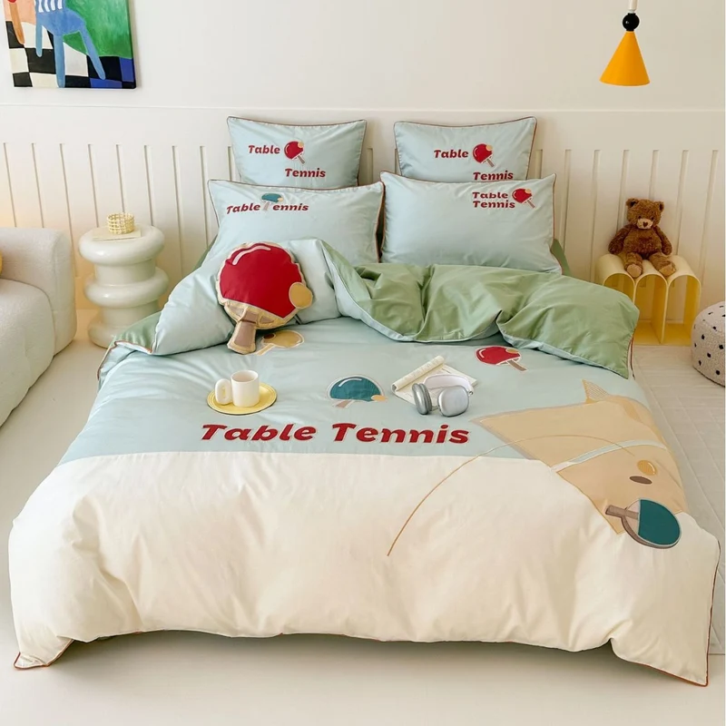 Kinder-Bettwäsche-Garnitur mit Fußball-Print, gestreifter Satin-Hülle und dekorativem Ballkissen Karnz
