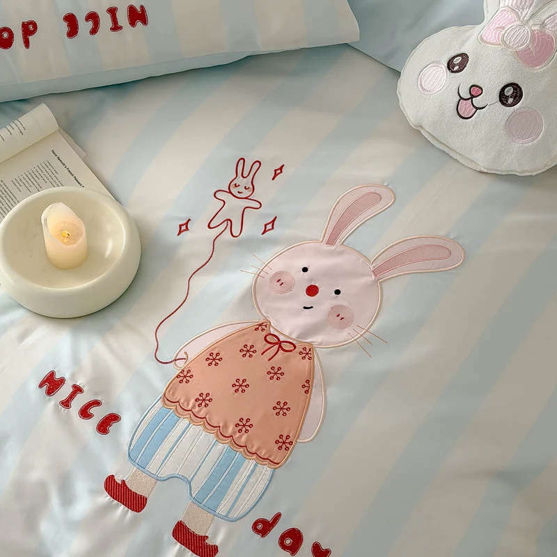 Kinder-Bettwäsche-Garnitur mit appliziertem Hasenmotiv, Streifenmuster und weichem Baumwollsatin Karnz