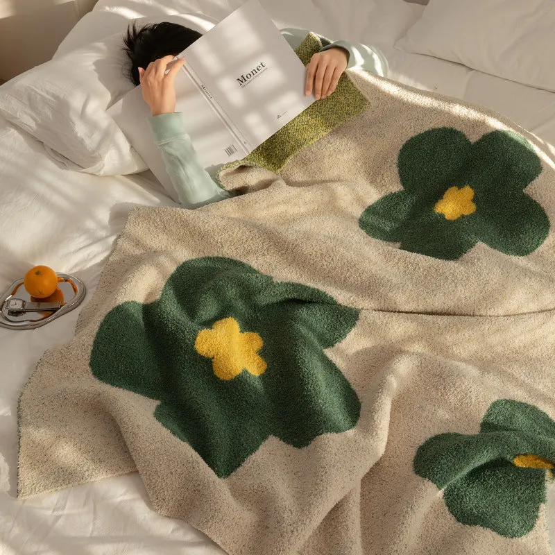 Grobstrick-Bouclé-Wohndecke mit großflächigem Blumenmotiv und Teddy-Textur Karnz