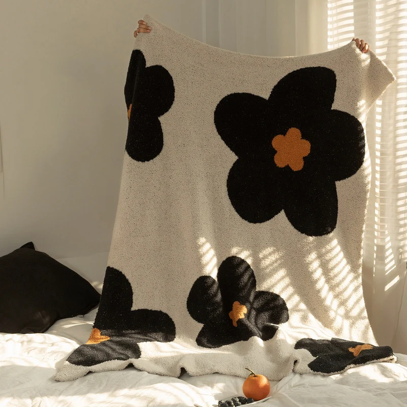 Grobstrick-Bouclé-Wohndecke mit großflächigem Blumenmotiv und Teddy-Textur Karnz