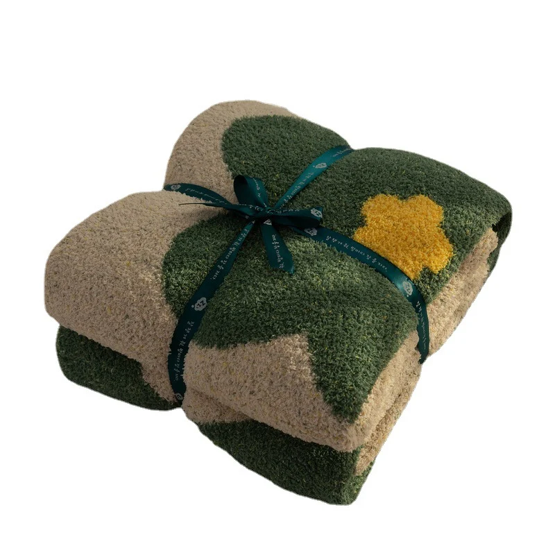 Grobstrick-Bouclé-Wohndecke mit großflächigem Blumenmotiv und Teddy-Textur Karnz