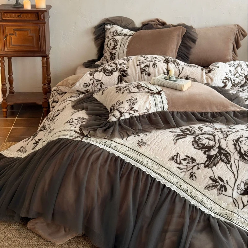 Gestepptes Bettwäsche-Set mit floralem Muster, Tüllvolant und dekorativen Rüschen Karnz