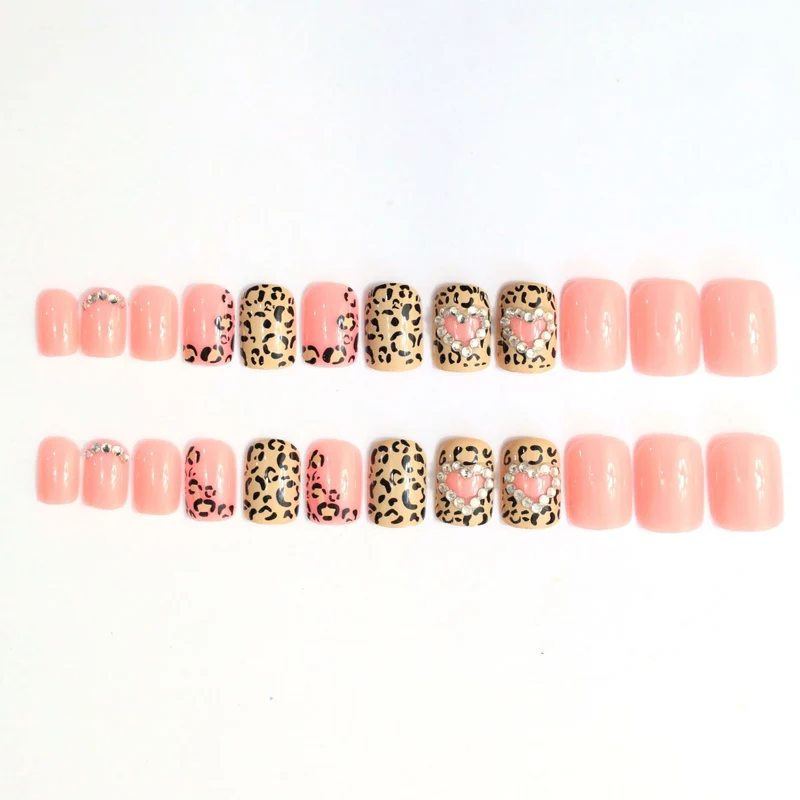 Stylische Leopardenmuster Nagelkunst Karnz