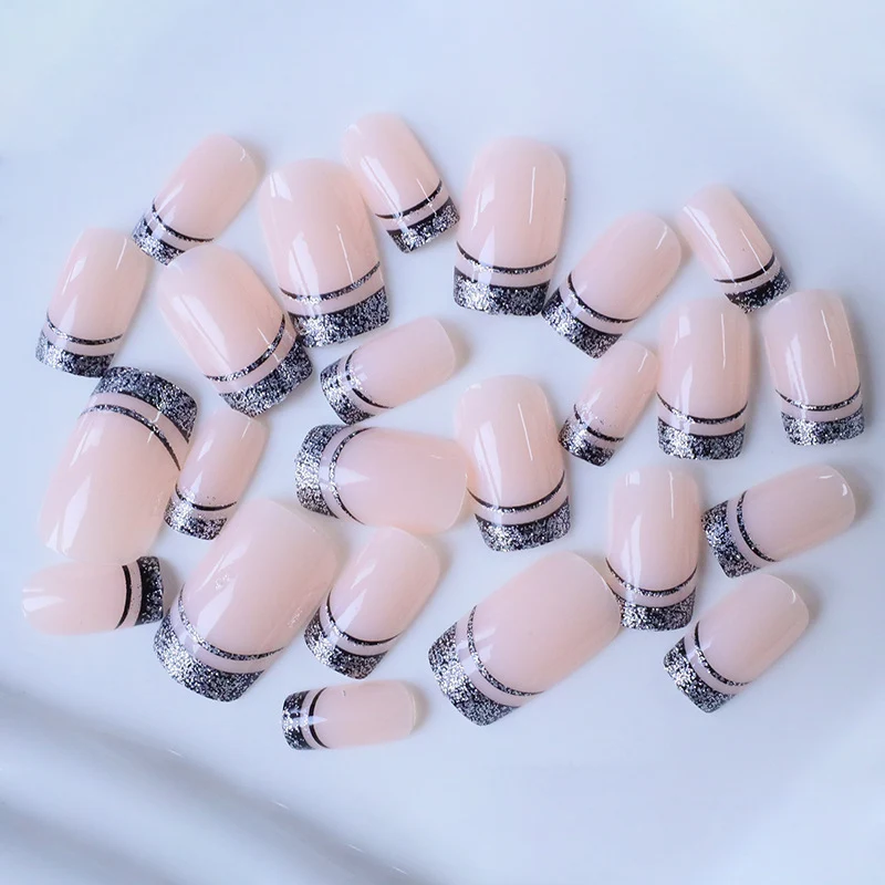 Stylische glitzernde French Tip Nagelverzierungen Karnz