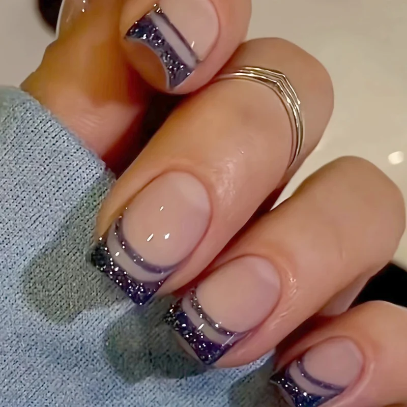 Stylische glitzernde French Tip Nagelverzierungen Karnz