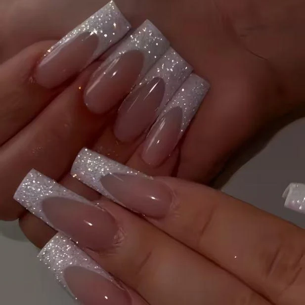 Stylische Glitzernde French Tip Acryl Nägel Karnz