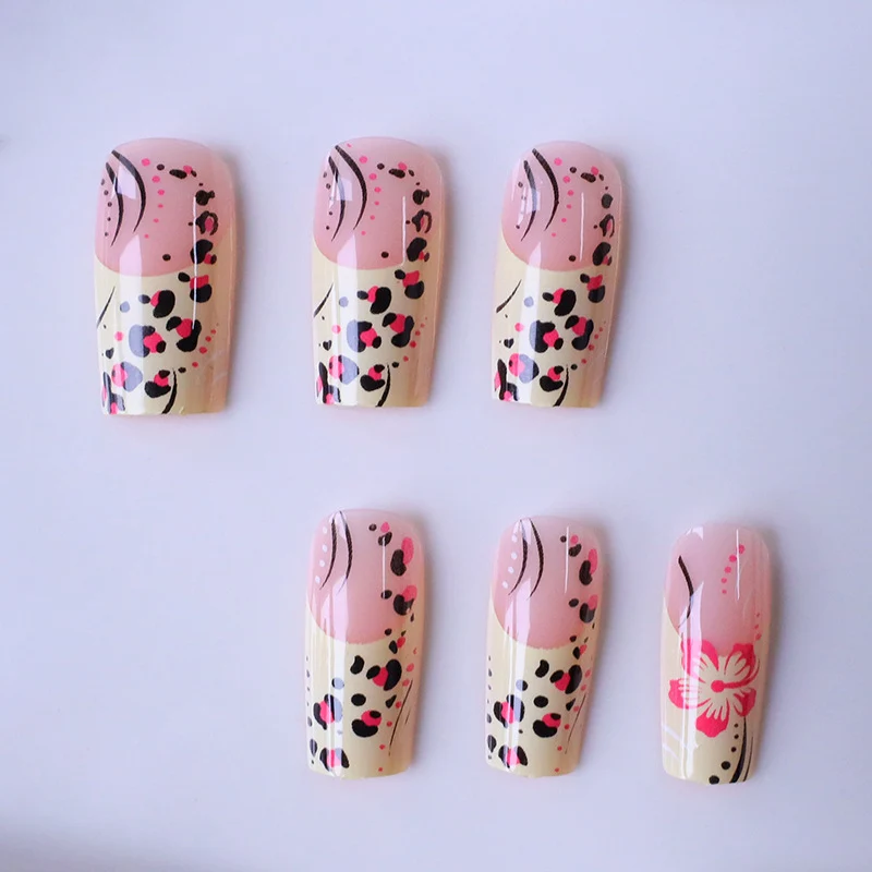 Stylische Florale Acryl Nagelverbesserungen Karnz