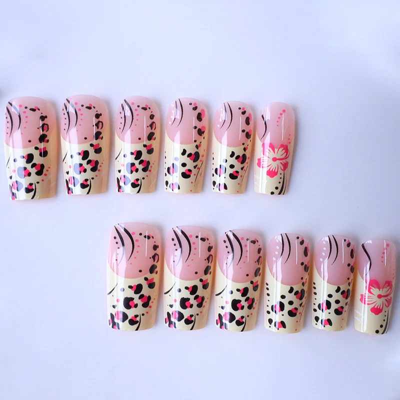 Stylische Florale Acryl Nagelverbesserungen Karnz