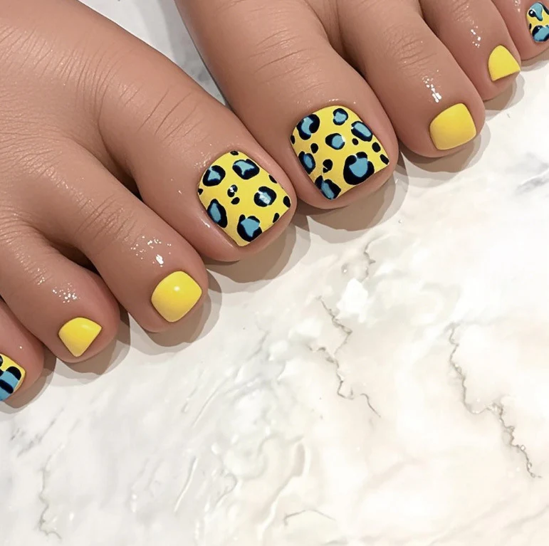 Stylische Tierdruck Pediküre Nagelkunst Karnz
