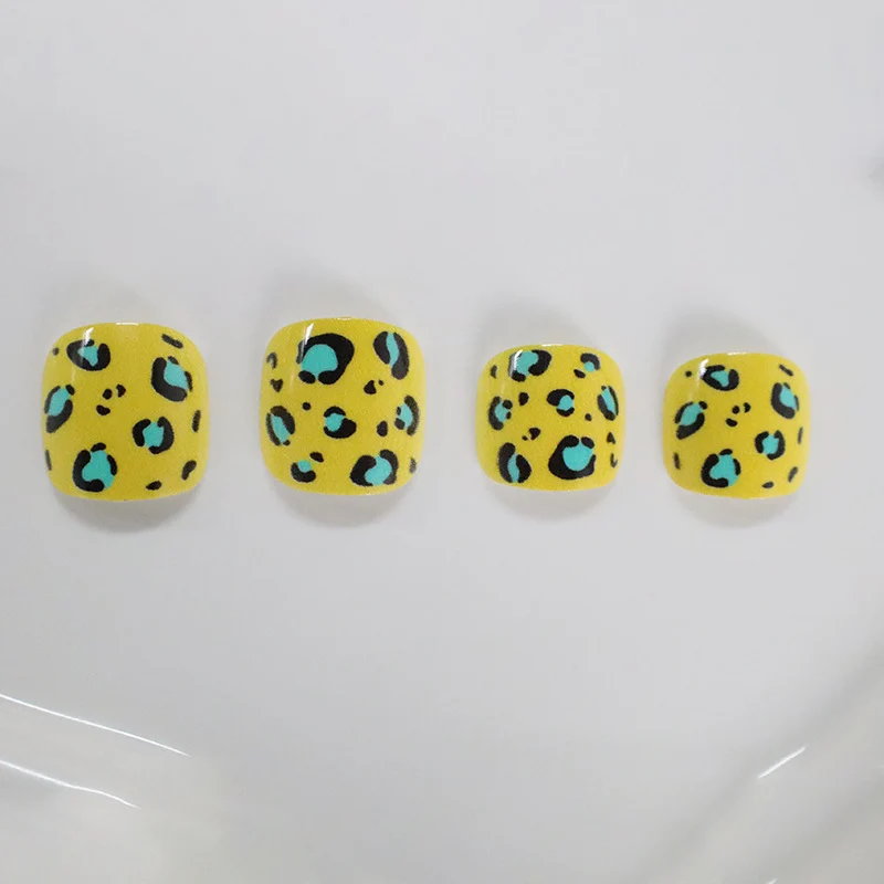 Stylische Tierdruck Pediküre Nagelkunst Karnz