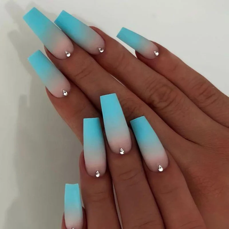 Ombre Acryl-Nagelerweiterungen mit Strass-Akzenten Karnz