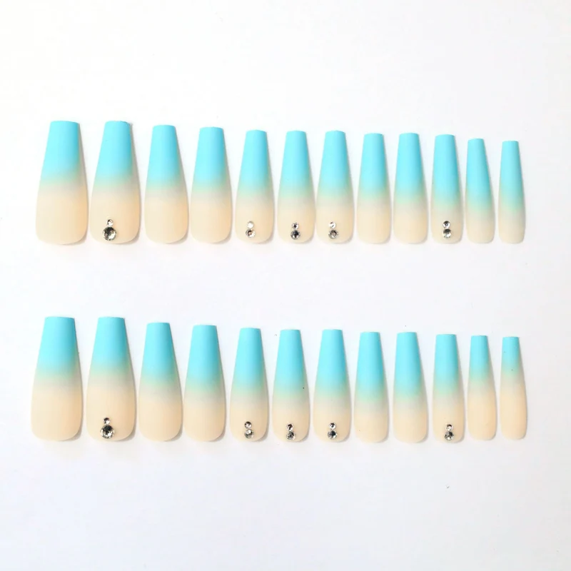 Ombre Acryl-Nagelerweiterungen mit Strass-Akzenten Karnz
