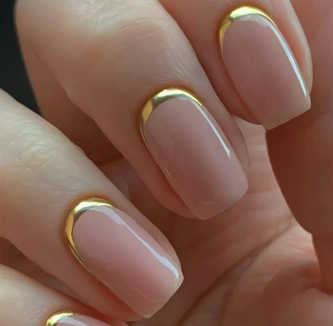 Luxuriöse goldverzierte Gel-Nagelveränderungen Karnz