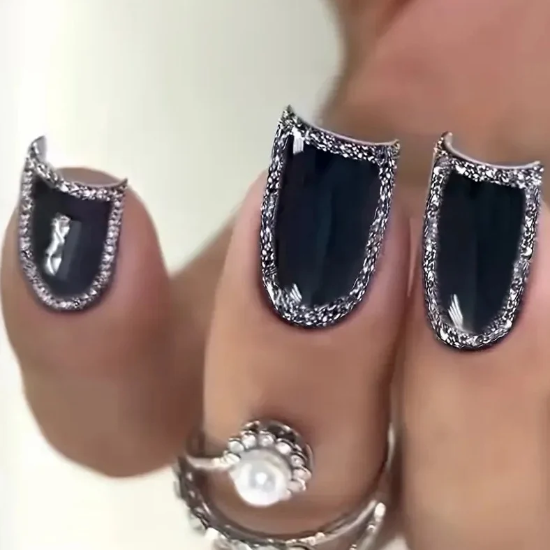 Luxuriöse elegante Nagelkunst Karnz