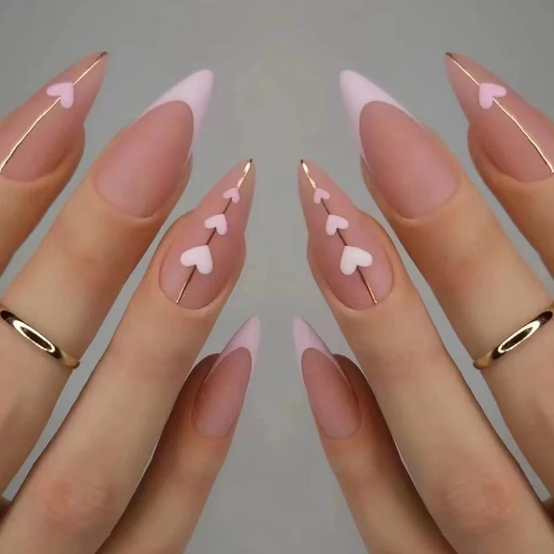 Herz-verzierte Stiletto-Nagelkunst Karnz