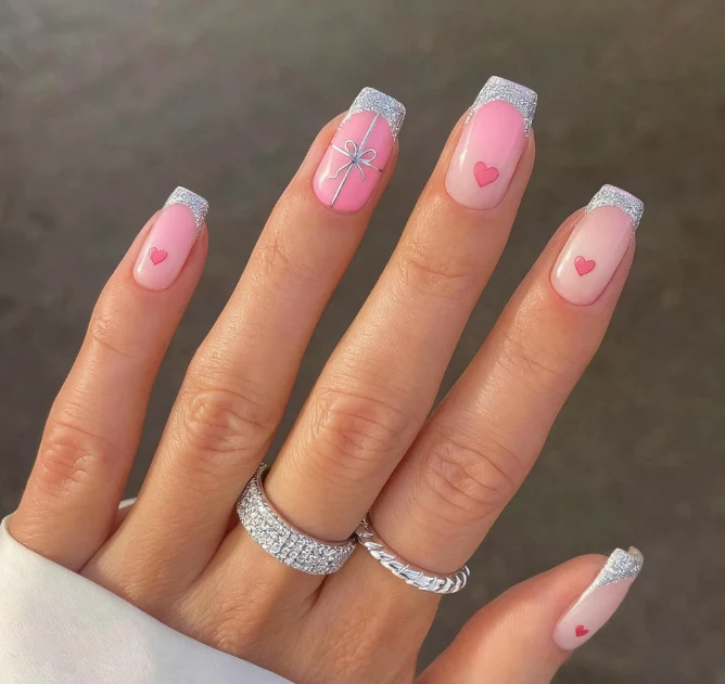 Herz-verzierte elegante Nagelkunst-Verlängerungen Karnz