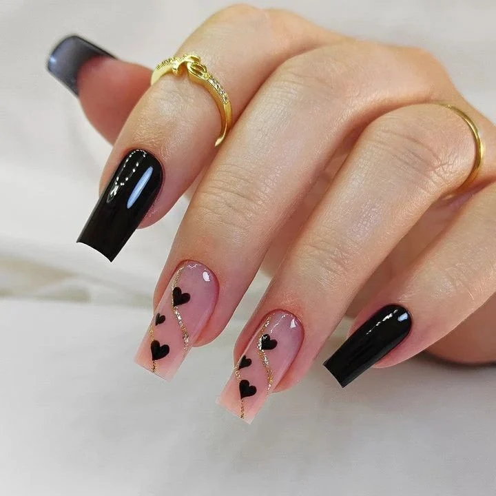 Herz-dekorierte Nagelkunst Karnz