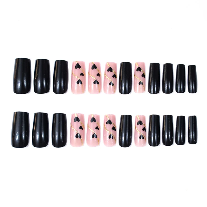 Herz-dekorierte Nagelkunst Karnz