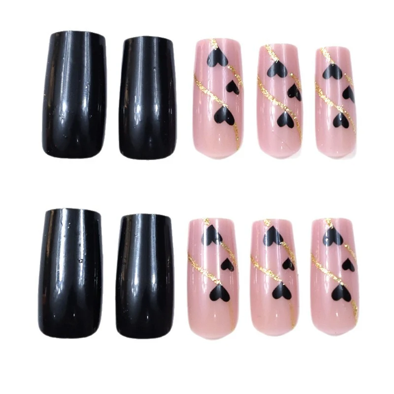 Herz-dekorierte Nagelkunst Karnz
