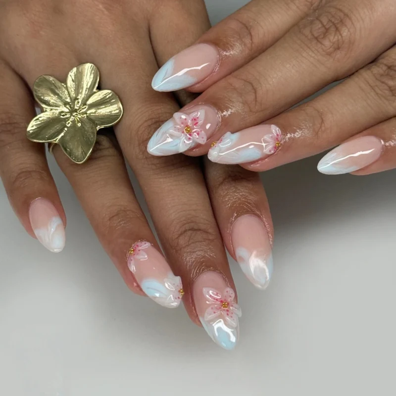 Elegante Kunstnägel mit floralen Akzenten Karnz