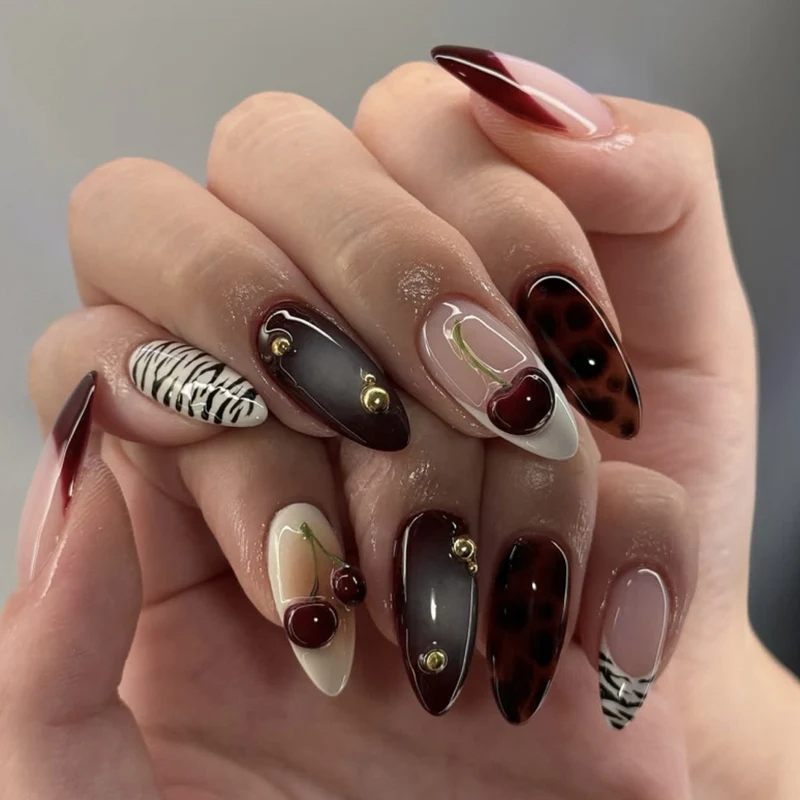 Elegante Kunstnägel mit floralen Akzenten Karnz