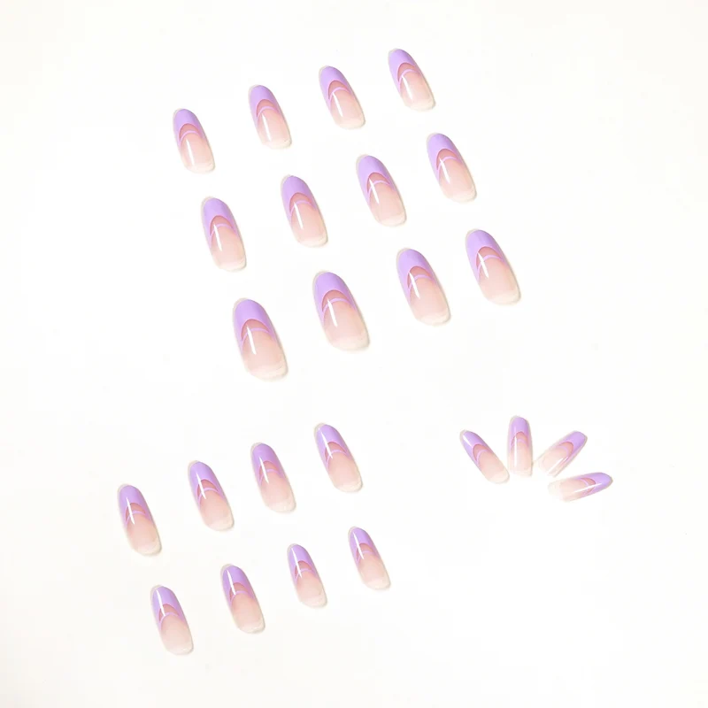 Elegante Kunstnägel mit feinem Ombre-Design und edlen Akzenten Karnz