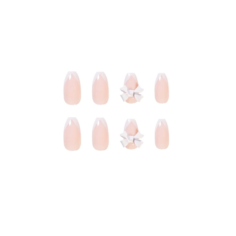 Elegante Kunstnägel mit durchscheinendem French-Tip und dekorativen Blütenakzenten Karnz