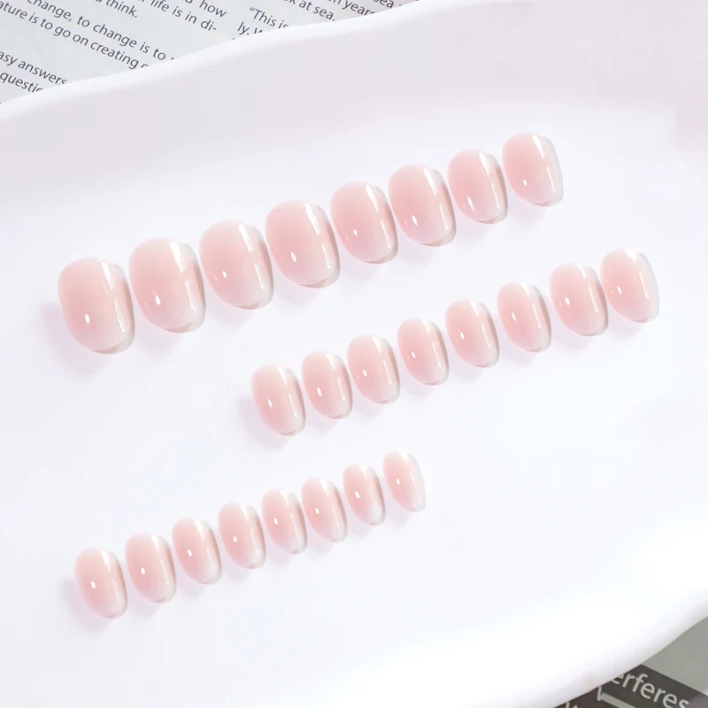 Elegante Gel-Nagelverlängerungen im modernen French-Tip Design Karnz