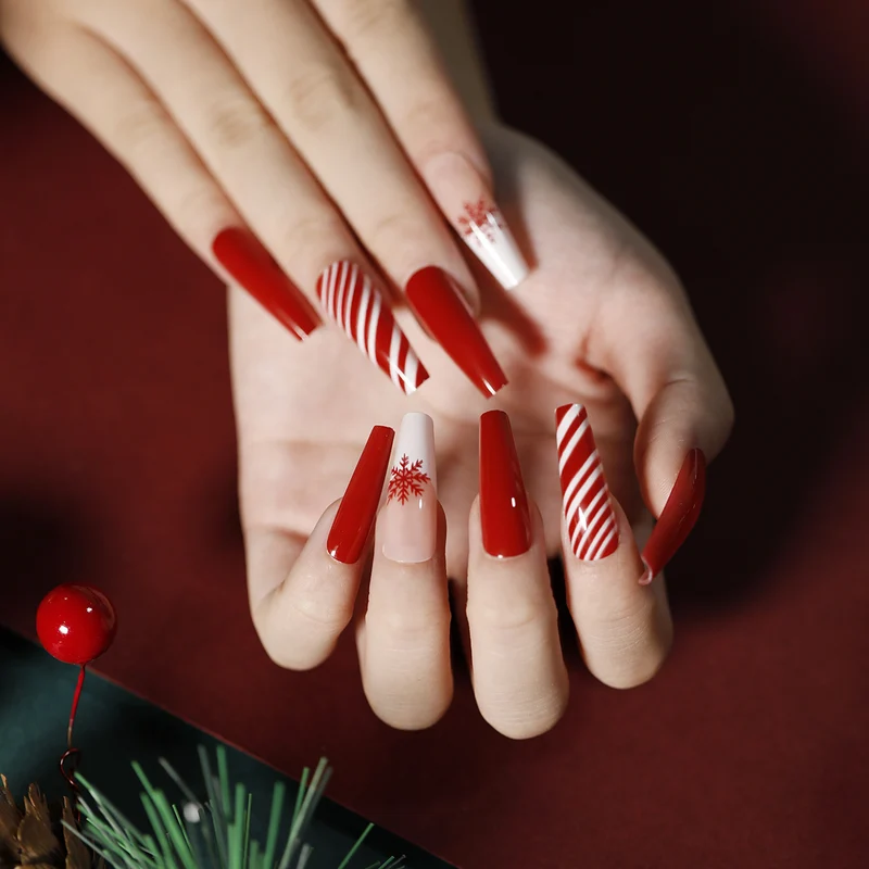 Elegante Acryl-Nägel mit goldenen Akzenten Karnz