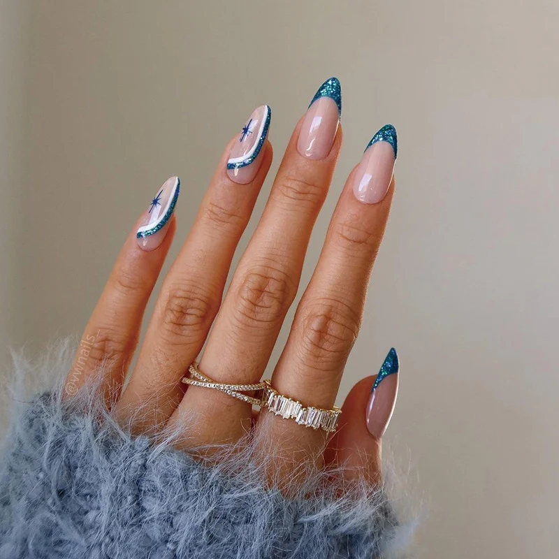 Elegante Acryl-Nägel mit goldenen Akzenten Karnz