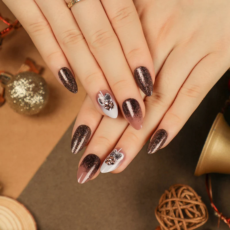 Elegante Acryl-Nägel mit goldenen Akzenten Karnz