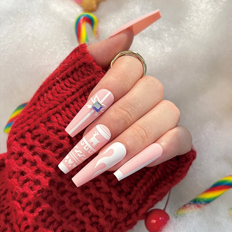 Elegante Acryl-Nägel mit goldenen Akzenten Karnz
