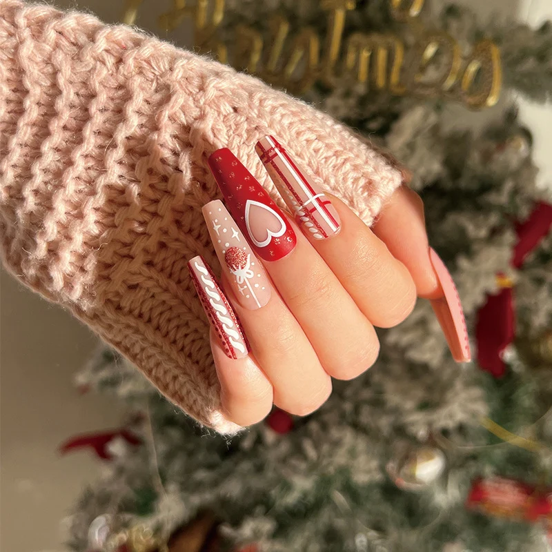 Elegante Acryl-Nägel mit goldenen Akzenten Karnz
