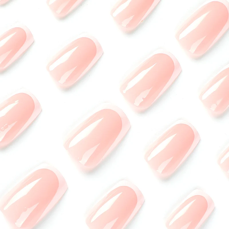 Acryl-Nägel mit elegantem French-Tip Karnz