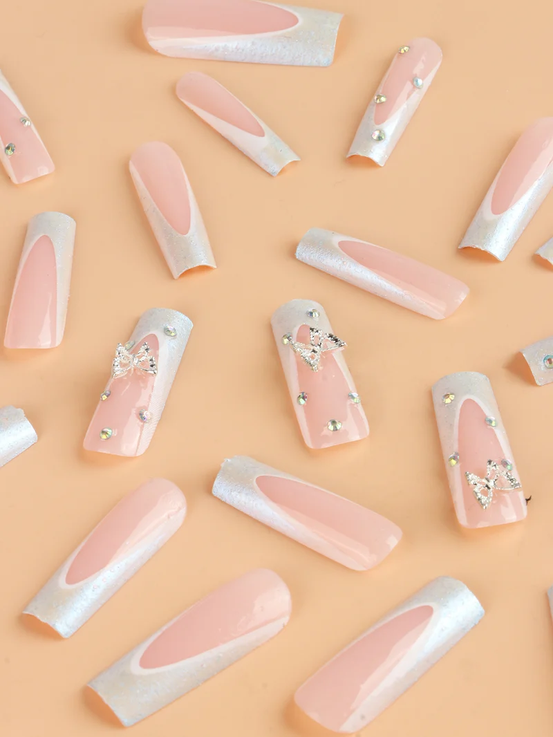 Glitzernde Schmetterlings-Nagelkunstverlängerungen Karnz